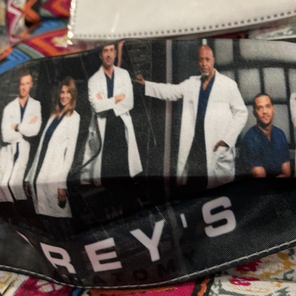 6/$20 New Grey’s Anatomy face mask - Picture 3 of 5